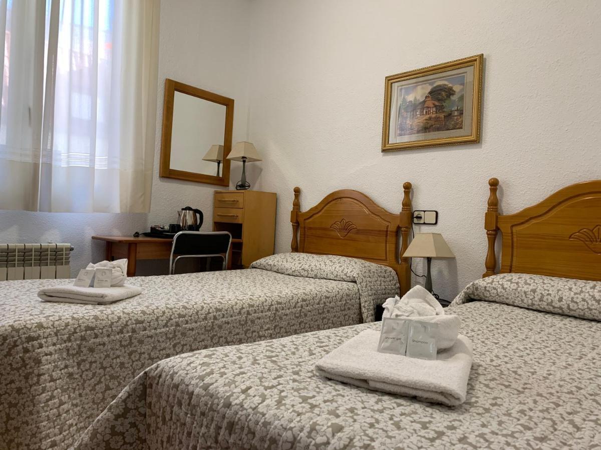 Hostal Internacional Madrid Bagian luar foto