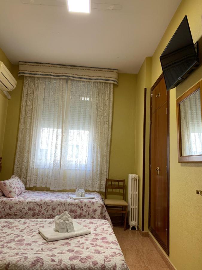 Hostal Internacional Madrid Bagian luar foto