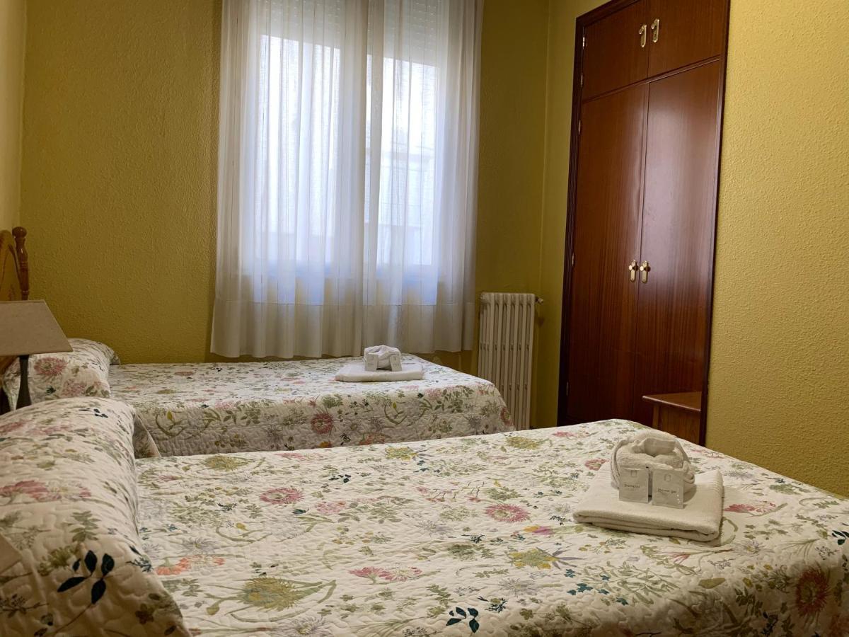 Hostal Internacional Madrid Bagian luar foto